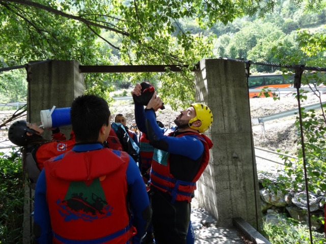 aventureros bebiendo agua